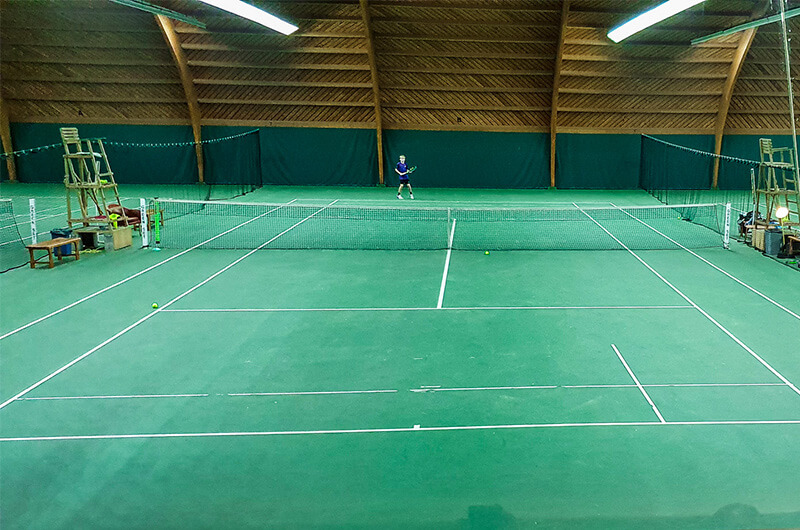 Indoortennisveld bij Baseline Sports Center